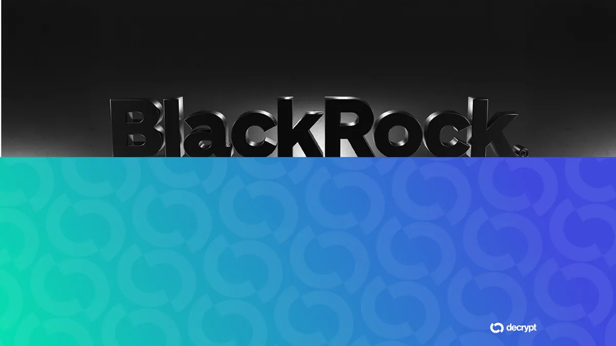 Логотип BlackRock на фоне финансовых графиков и символа Bitcoin