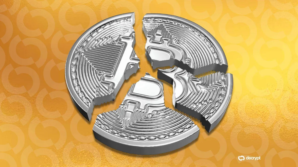 Логотип BTCPay Server на фоне кода и предупреждающий знак