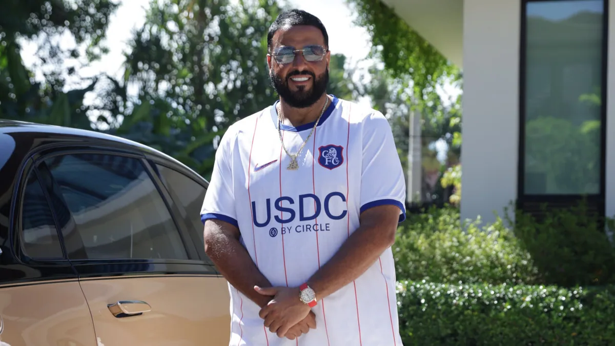 DJ Khaled в футболке Chelsea с логотипом USDC