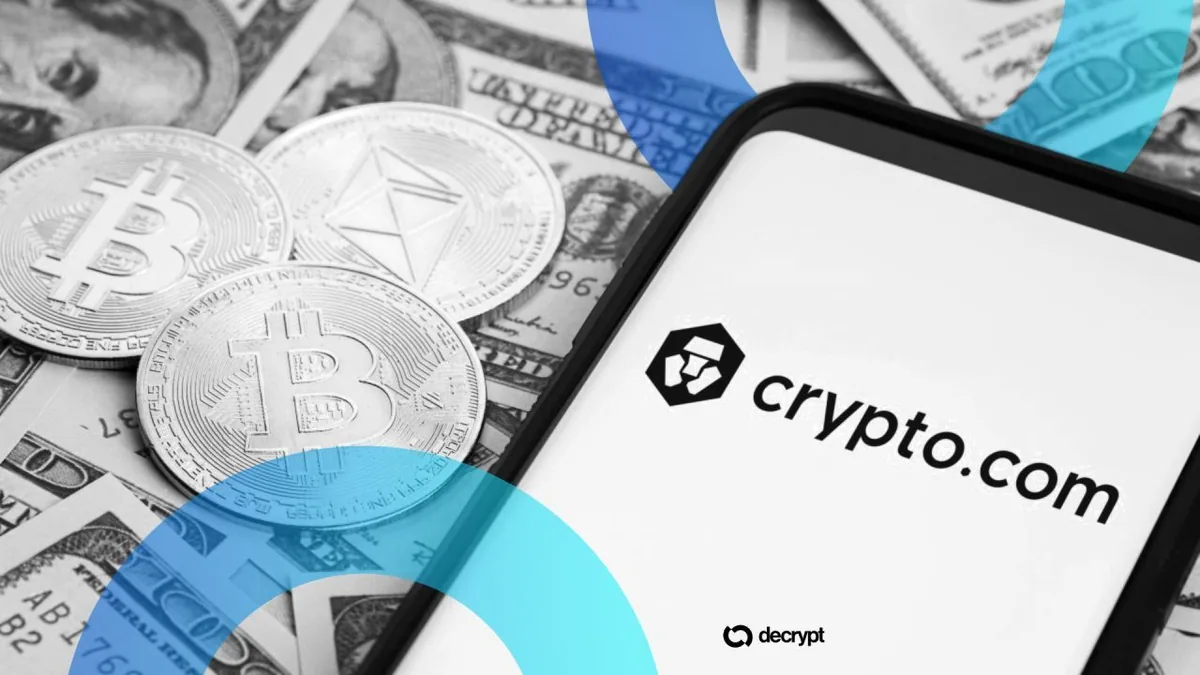 Логотип Crypto.com на фоне финансовых графиков и логотипа Citadel Securities
