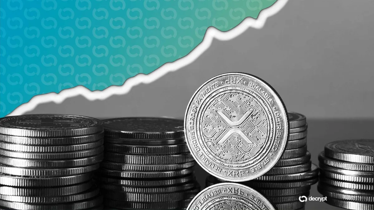 Логотип Nasdaq и символ XRP на фоне цифрового графика