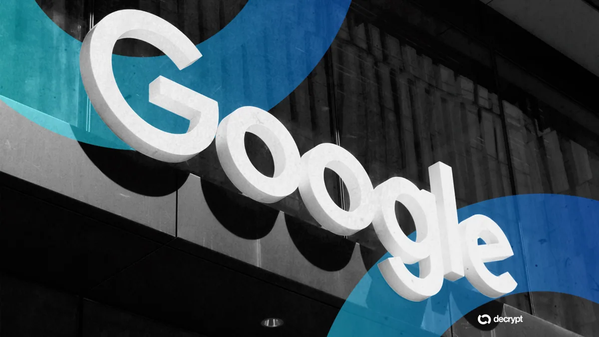 Логотип Google на фоне цифровых цепочек, символизирующих кибербезопасность