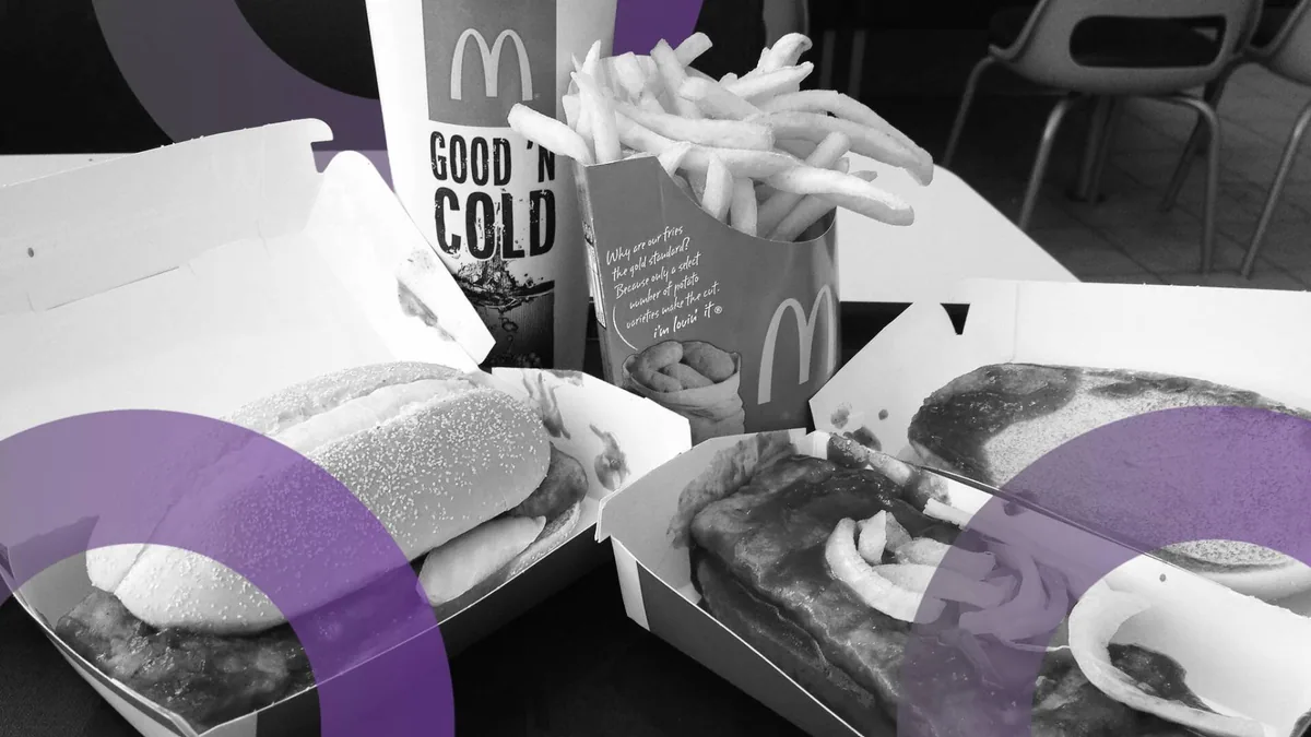 Упаковка McRib на фоне графика цены Bitcoin