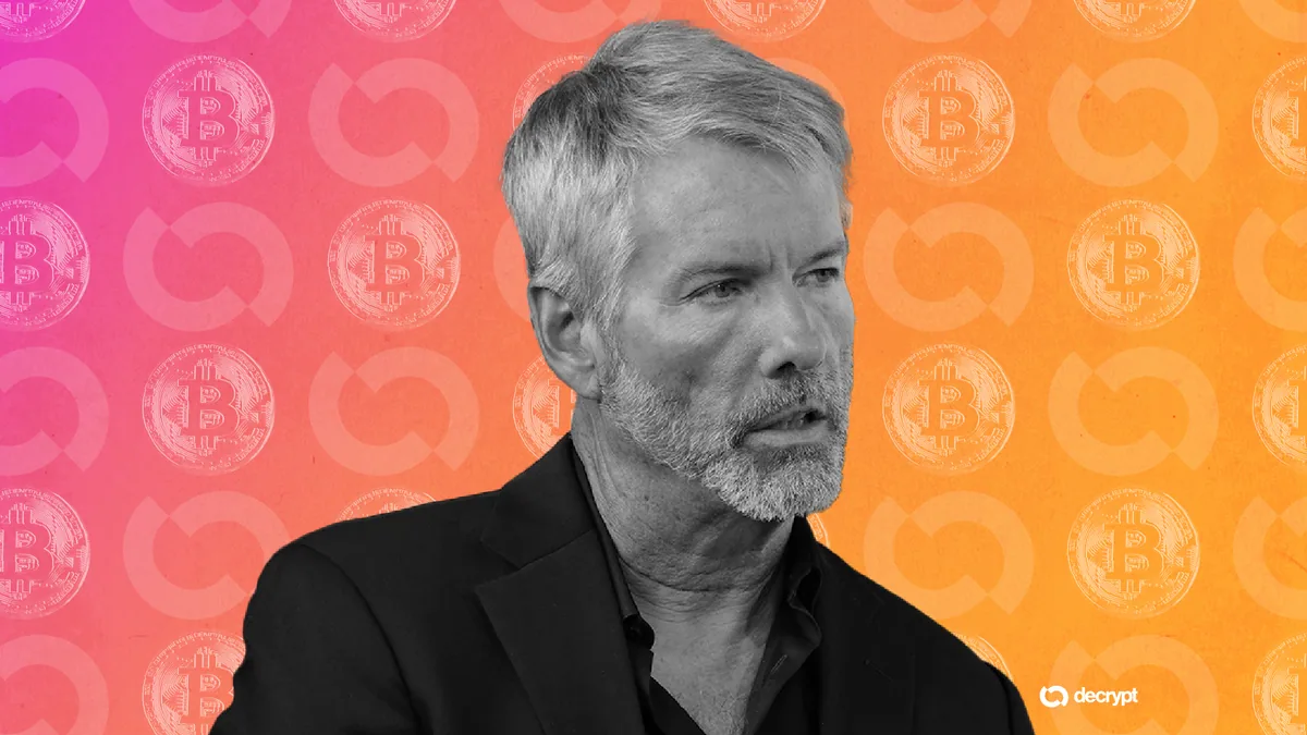 График роста цены Bitcoin и логотип MicroStrategy на фоне криптовалютного рынка