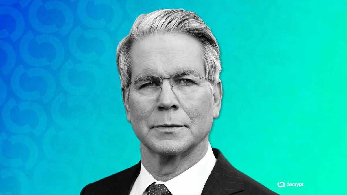 Министр финансов США выступает на фоне американского флага