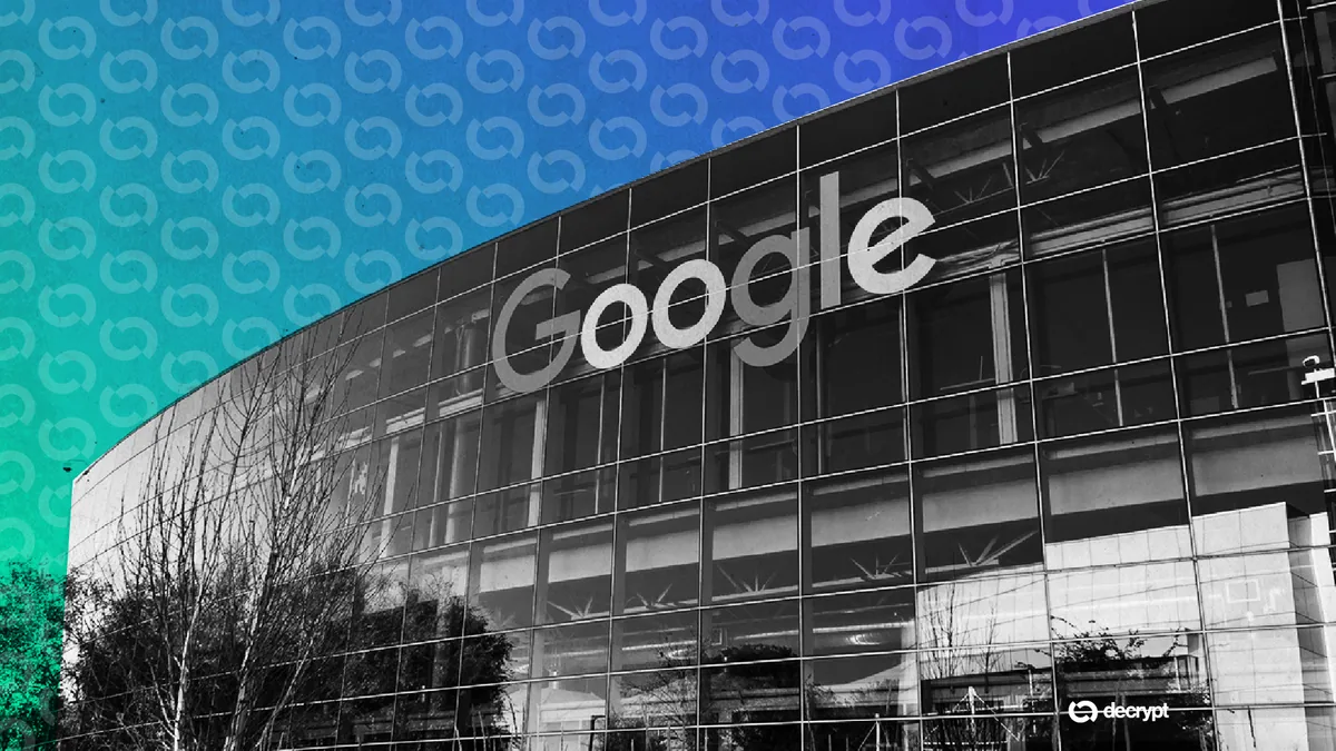 Логотип Google на фоне цифровых данных и кода
