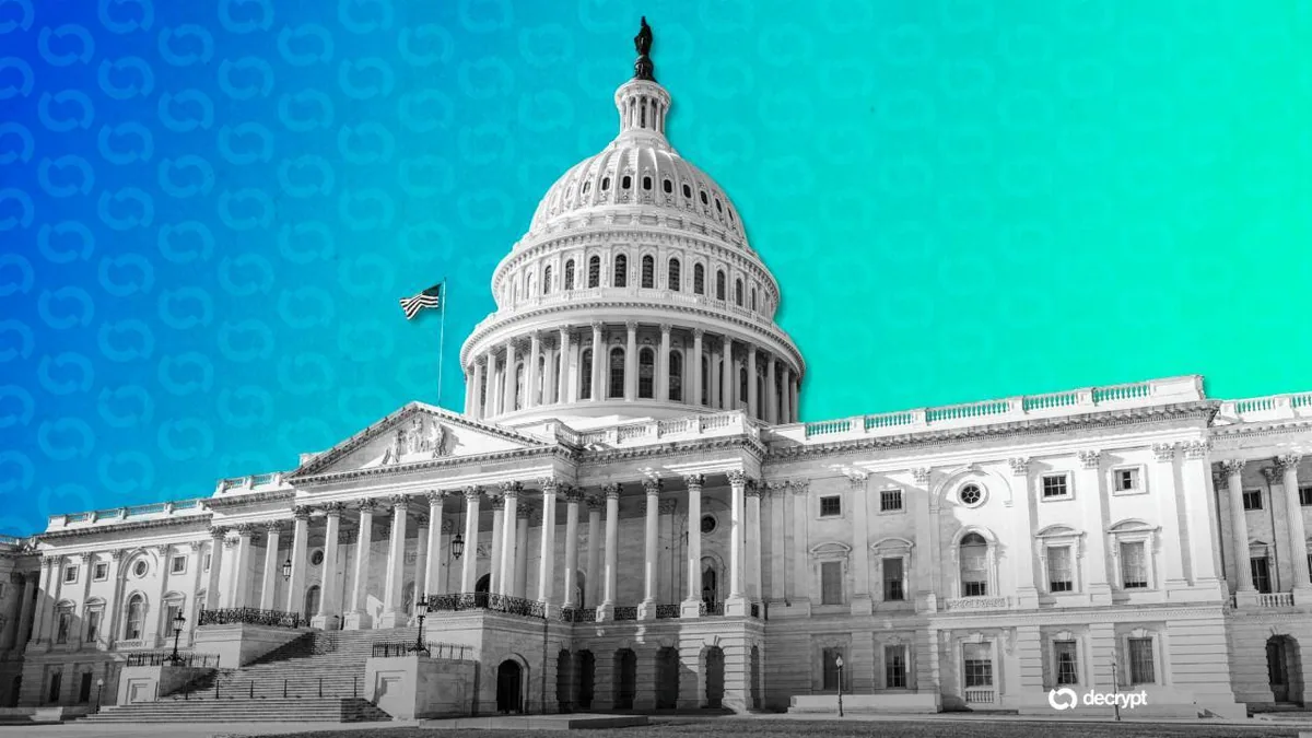 Здание Конгресса США на фоне голубого неба