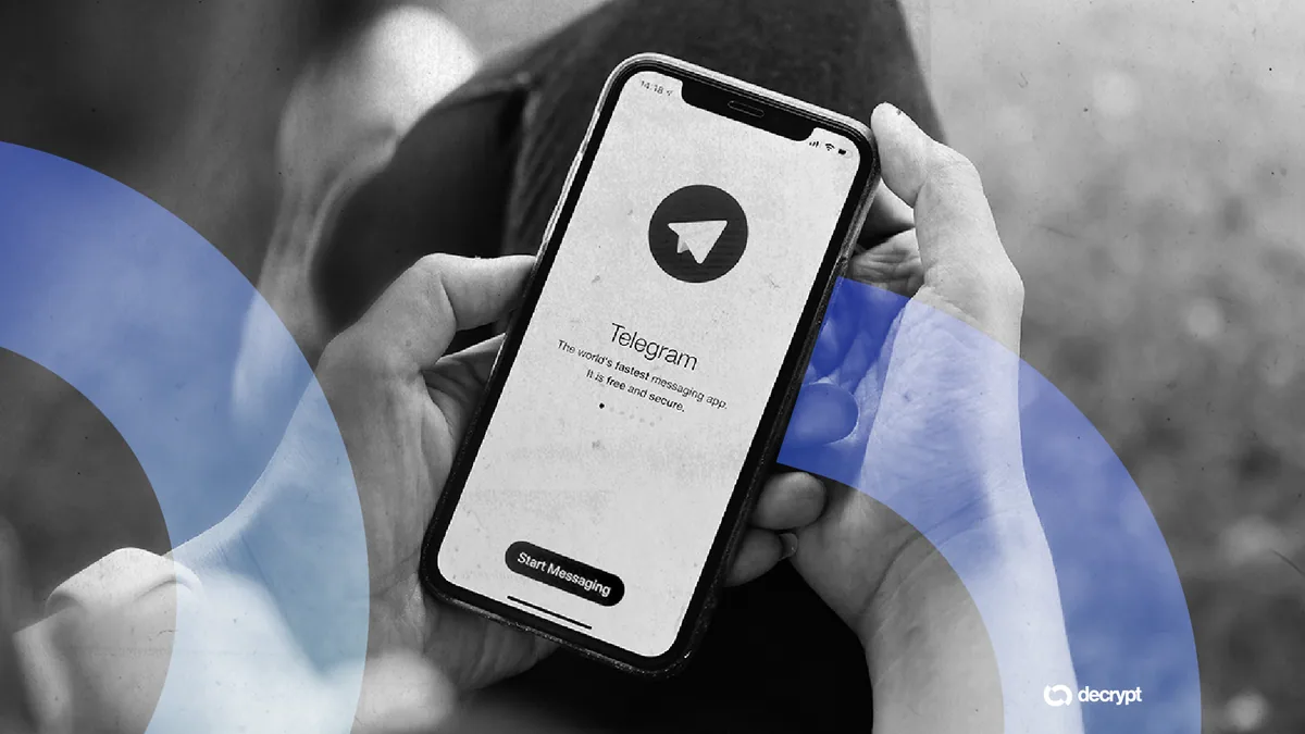 Павел Дуров на фоне логотипа Telegram