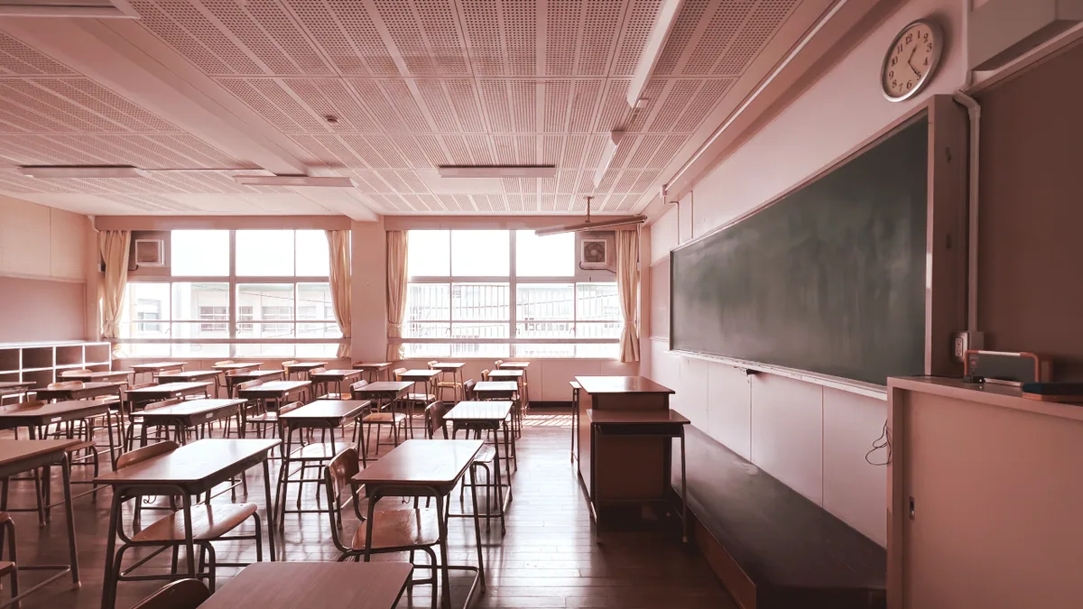 Логотип Pencil Finance на фоне графика блокчейн-транзакций