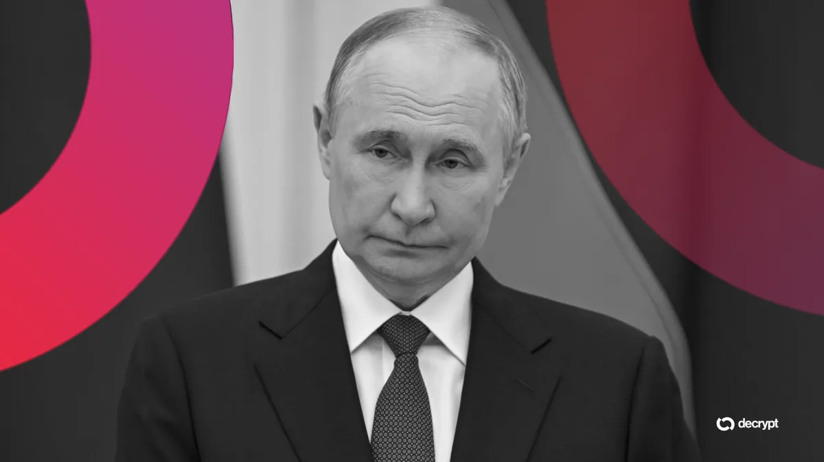 Цифровой рубль на фоне российского флага и банковских зданий