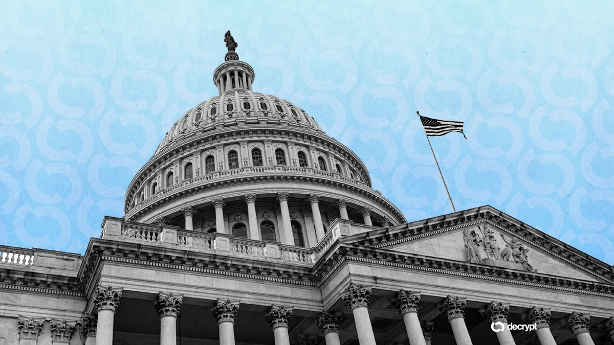 Здание Капитолия США на фоне голубого неба