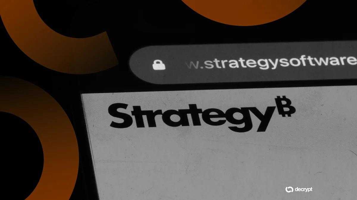График цены Bitcoin на фоне логотипа Strategy и Standard Chartered