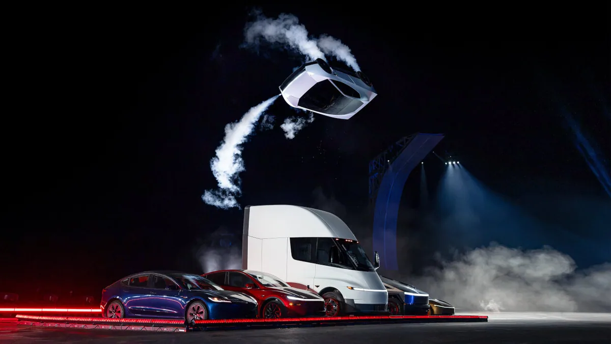 Tesla Roadster выполняет прыжок с элементами полета на испытательном полигоне
