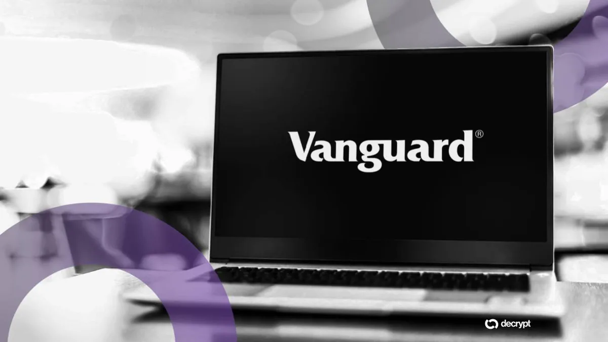Офис Vanguard с изображением цифровых активов и графиками криптовалют
